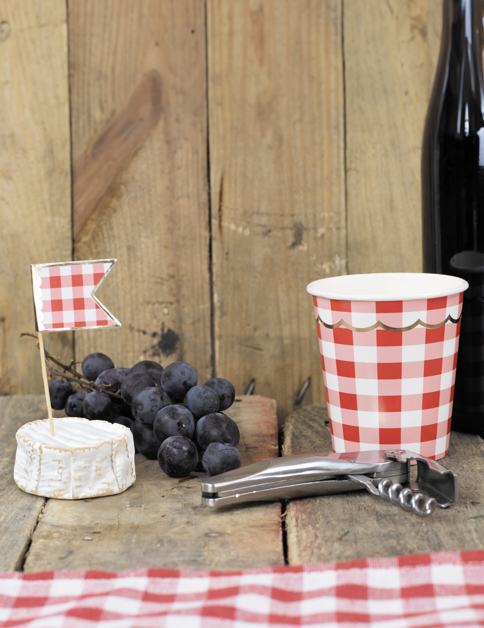 Mise en situation champêtre du gobelet en carton festonné vichy pour fête rouge et blanc