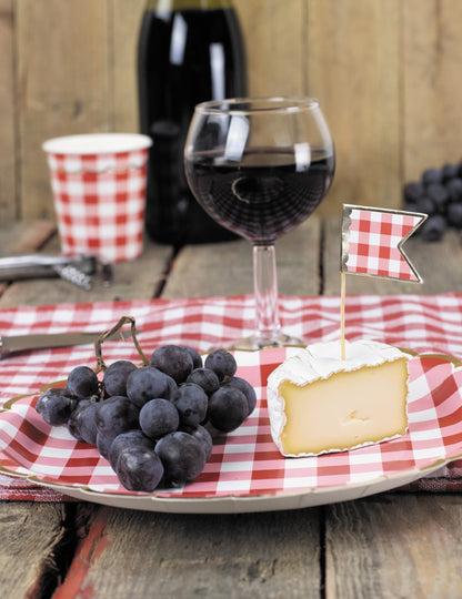 Mise en scène avec fromage et raisin du gobelet en carton festonné vichy pour fête rouge et blanc