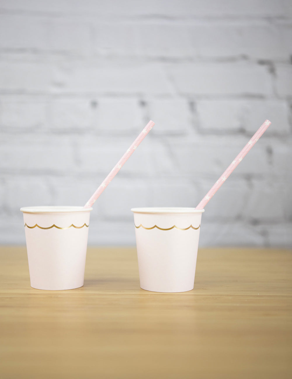 Mise en situation avec pailles des gobelets festonnés en carton pour fête