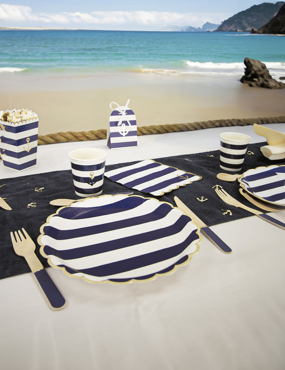 Décoration de table des gobelets festonnés en carton marinière pour fête