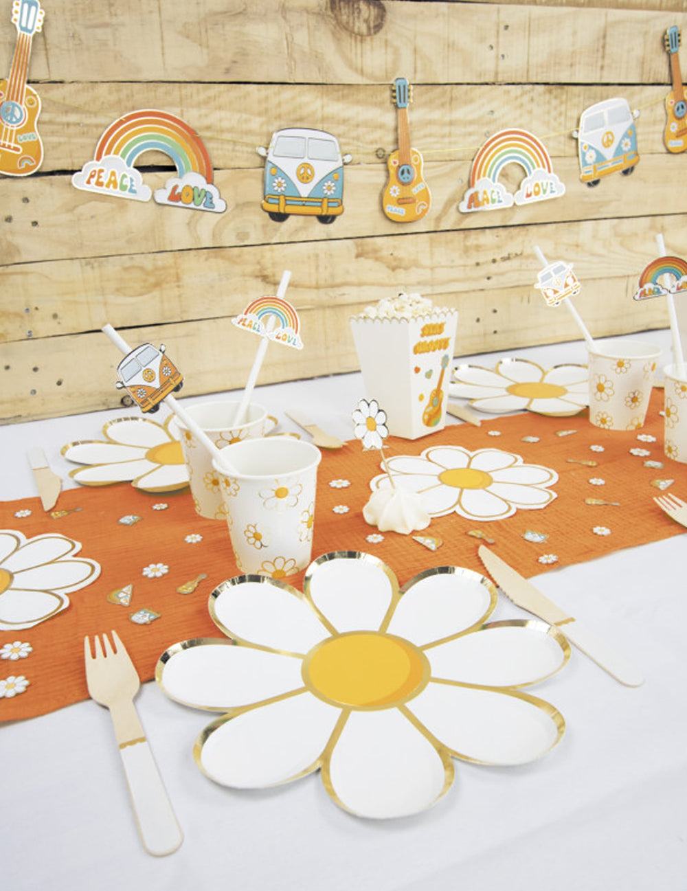 Mise en scène sur table de fête des gobelets en carton Marguerite