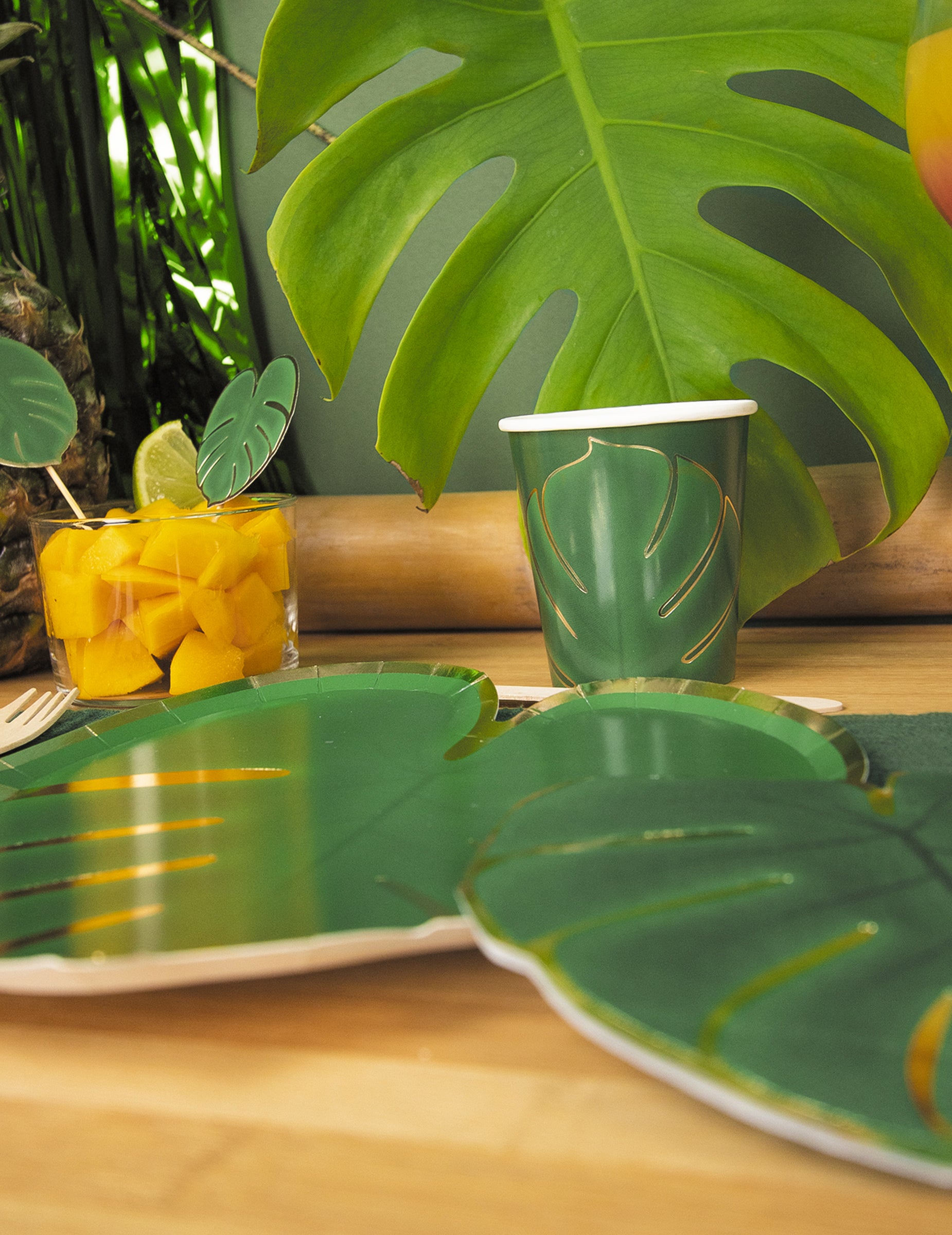 Présentation de table des gobelets tropical pour fête