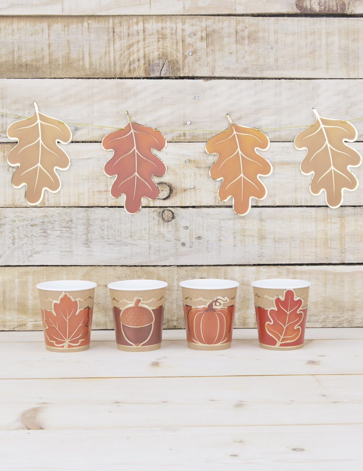 Vue des motifs avec guirlande des habillages à gobelets automne et Halloween