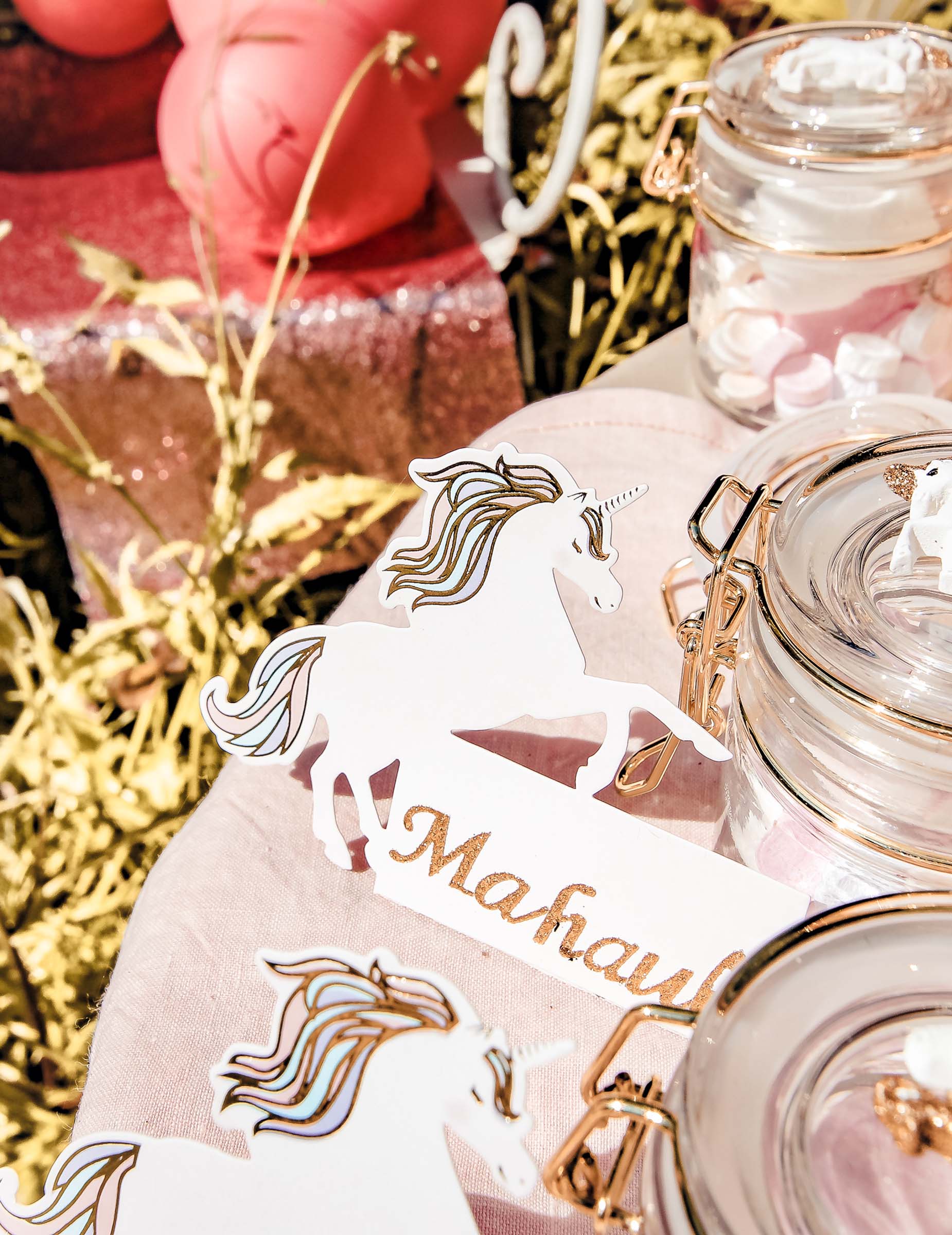 Gros plan sur les détails dorés du marque-place licorne