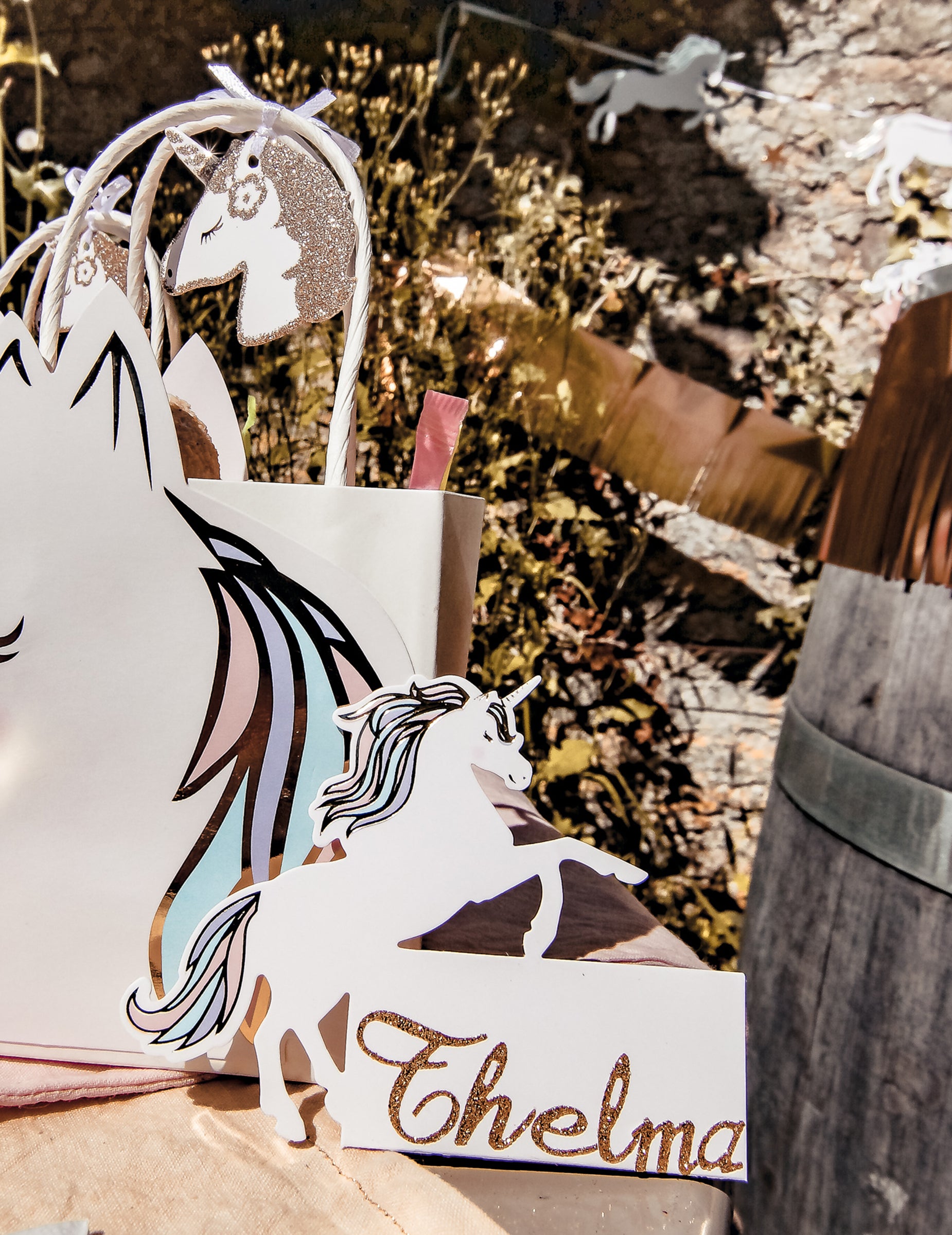 Mise en situation du marque-place licorne pastel et or