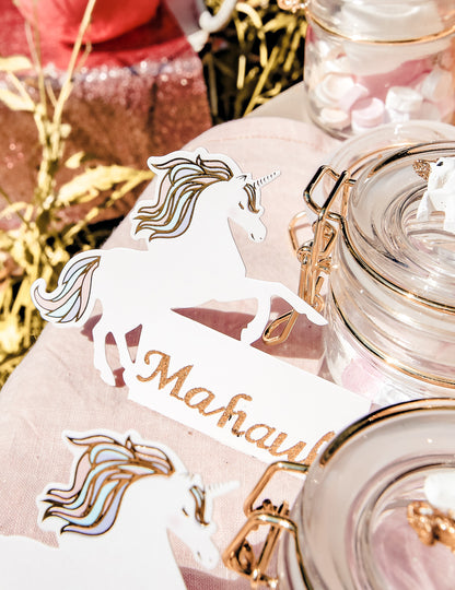 Détail du prénom écrit sur le marque-place licorne