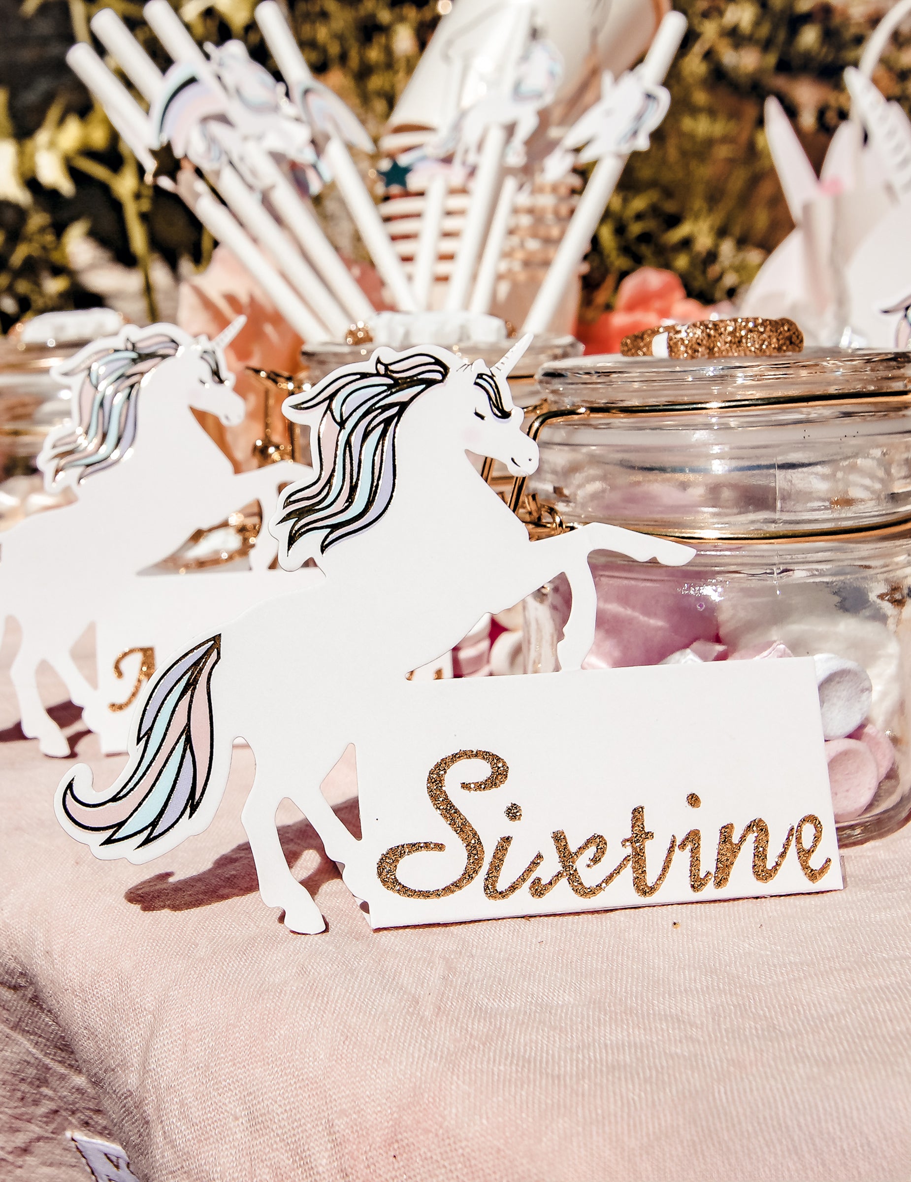Mise en scène de la table de fête du marque-place licorne