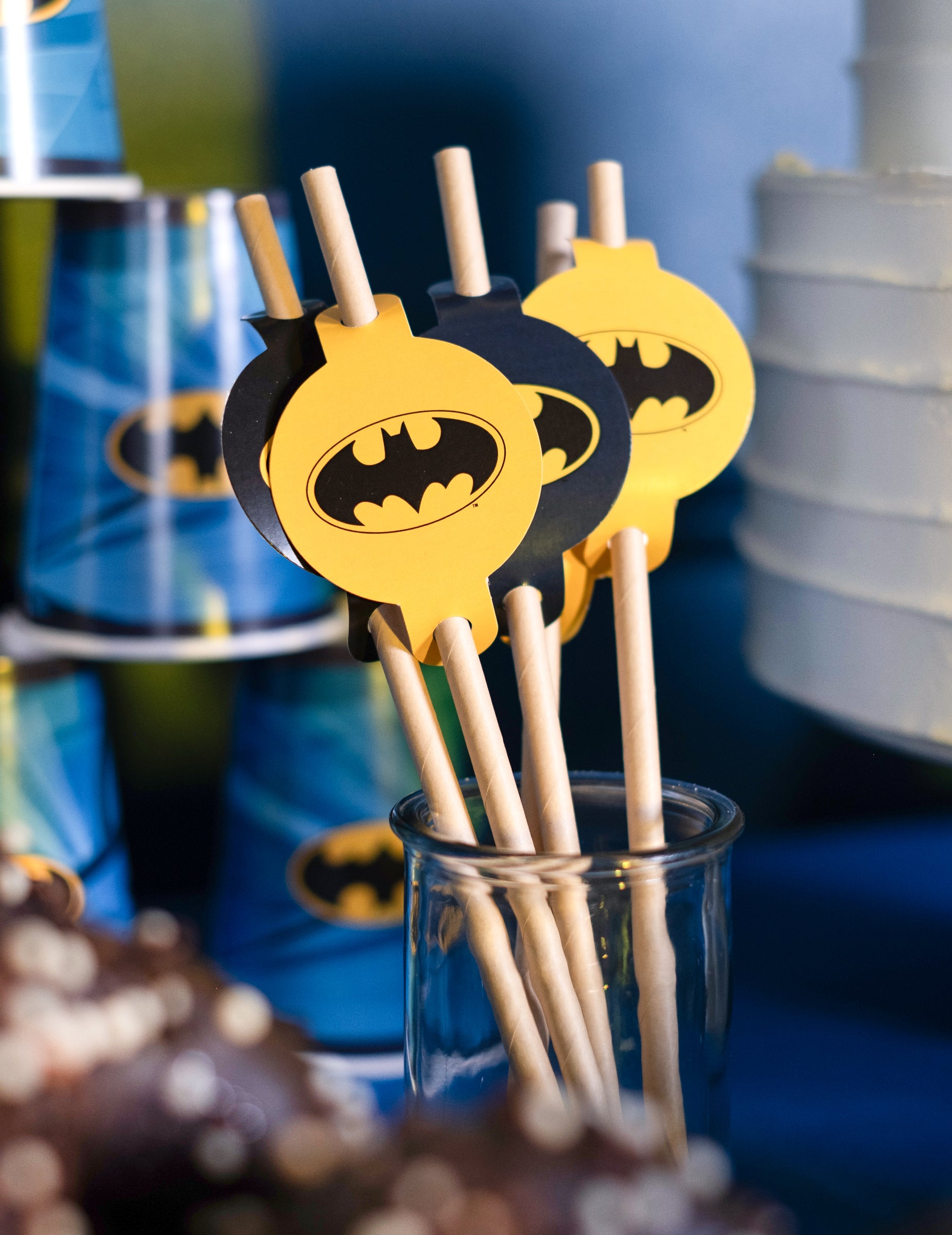 Gros plan sur les logos des pailles médaillon en carton Batman