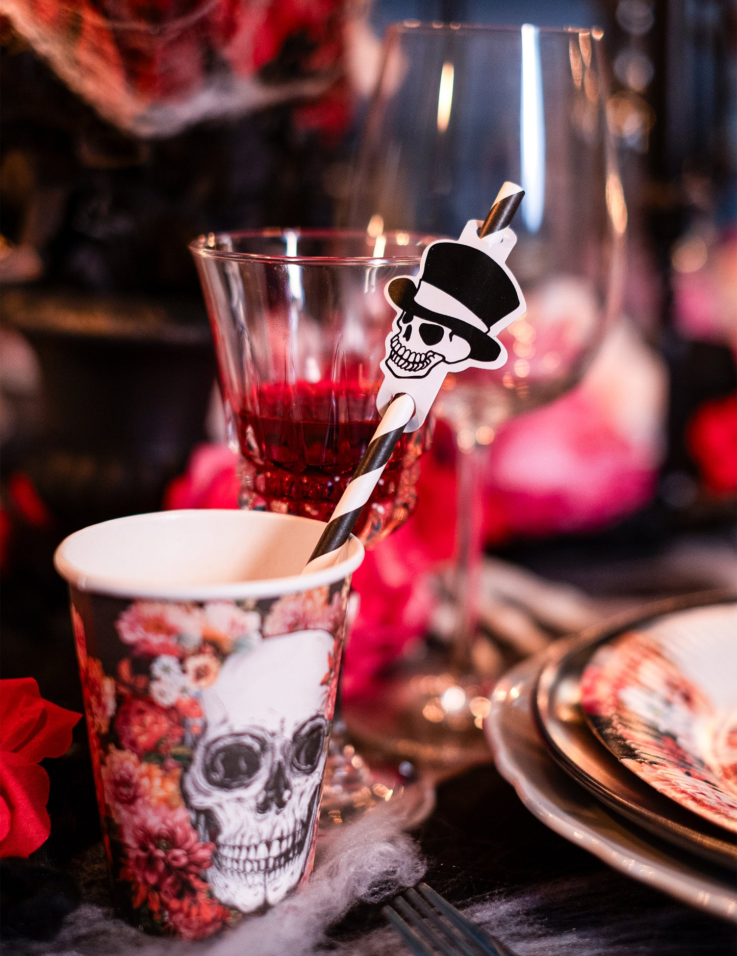 Gros plan sur le médaillon tête de mort des pailles rayées squelette Halloween