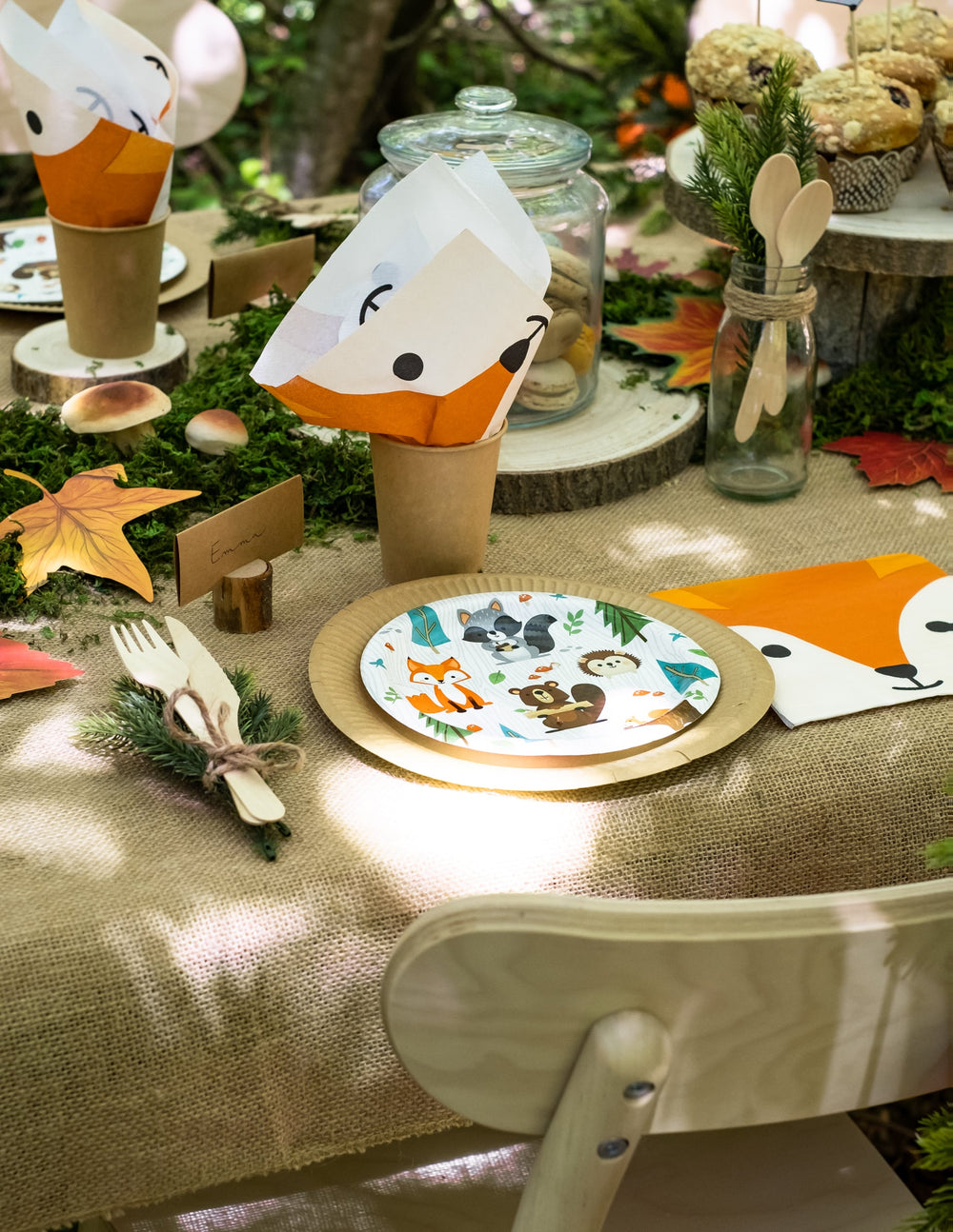 Mise en scène sur table d'anniversaire des petites assiettes en carton animaux de la forêt