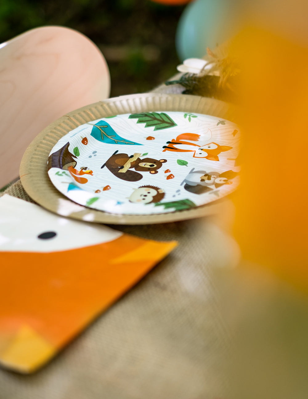 Détail de l'illustration des petites assiettes en carton animaux de la forêt