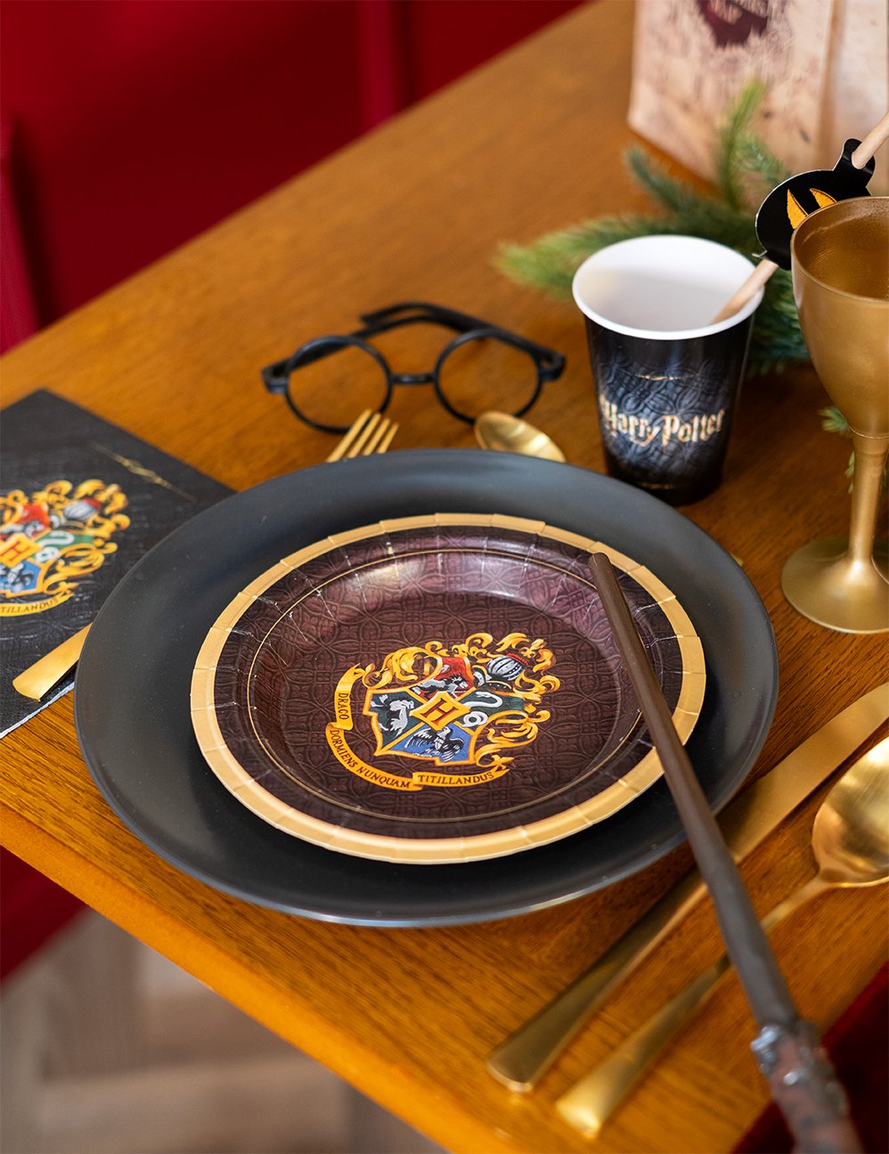 Mise en scène de la décoration de table de l'assiette en carton Harry Potter