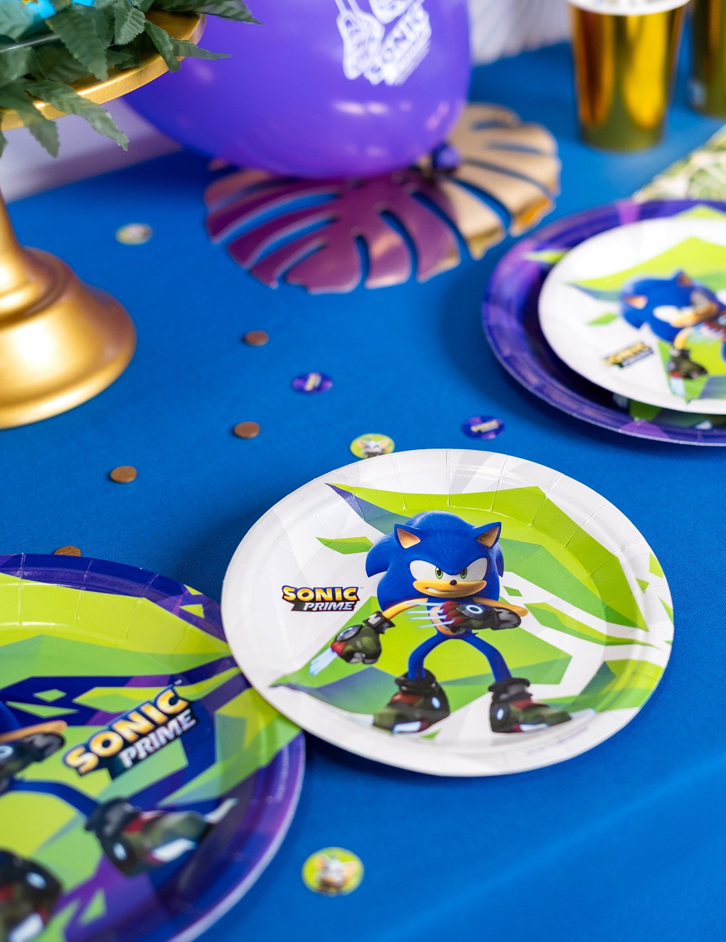 Mise en scène sur une table de fête des assiettes Sonic Prime