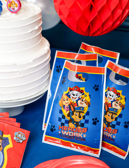 Détail de la décoration de table avec les sacs à cadeaux Pat' Patrouille