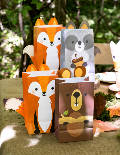 Gros plan sur les sacs cadeaux en papier animaux de la forêt renard castor et raton laveur