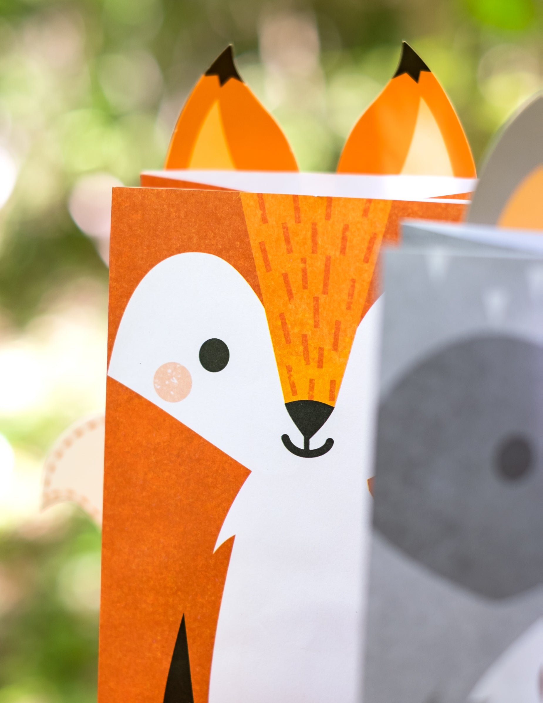 Détail du motif renard des sacs cadeaux en papier animaux de la forêt renard castor et raton laveur