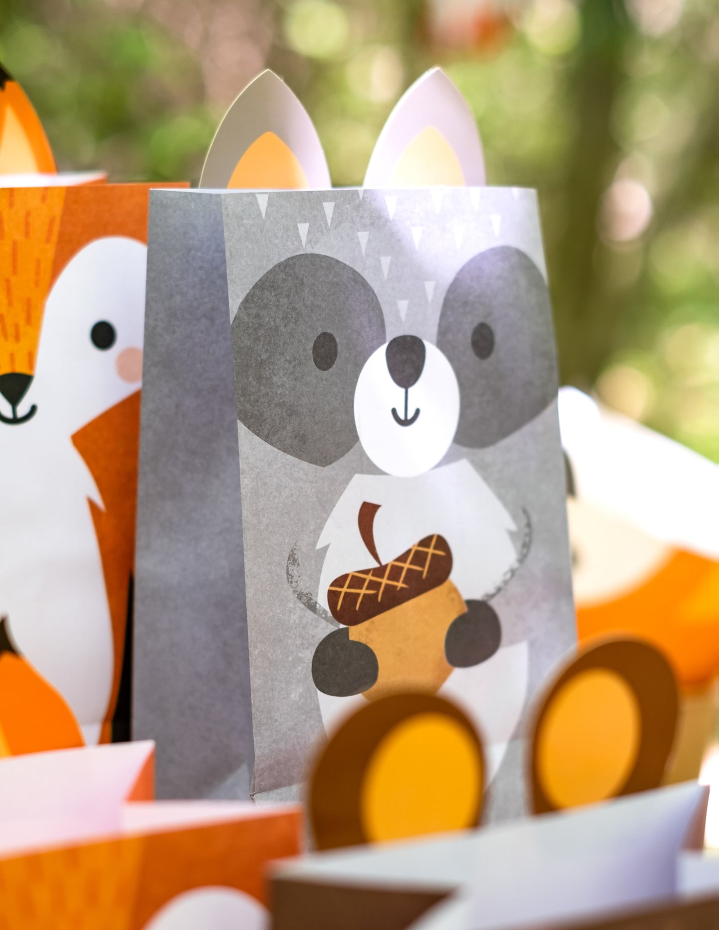 Détail du motif raton laveur des sacs cadeaux en papier animaux de la forêt renard castor et raton laveur