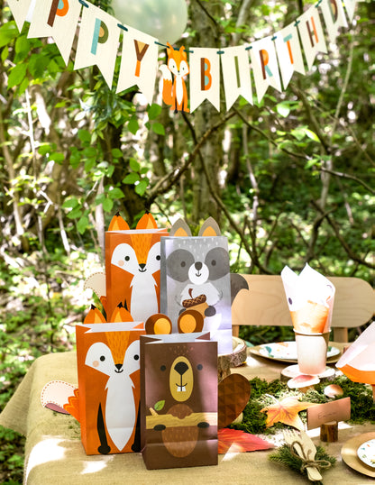 Décoration de table avec les sacs cadeaux en papier animaux de la forêt renard castor et raton laveur multicolores