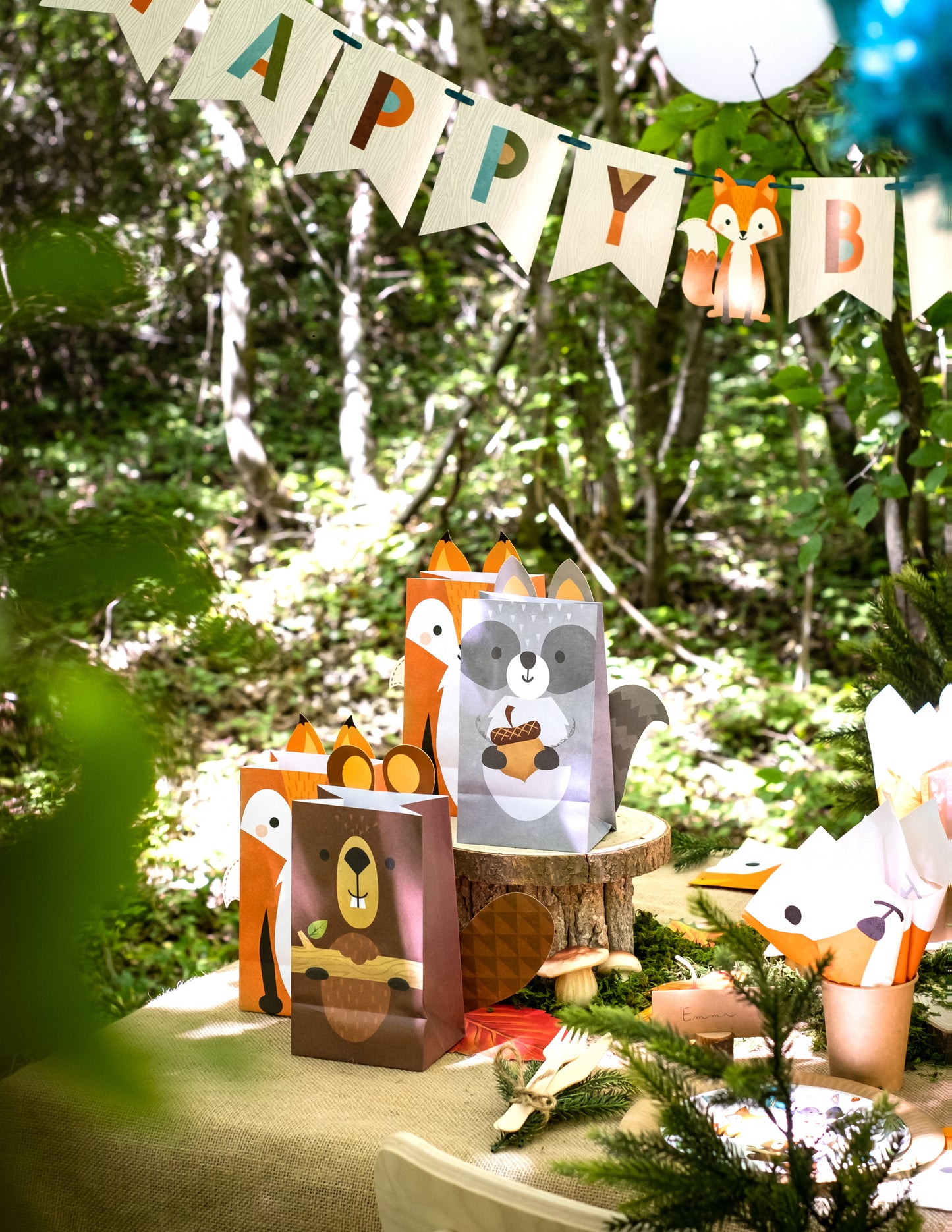 Mise en situation champêtre des sacs cadeaux en papier animaux de la forêt renard castor et raton laveur