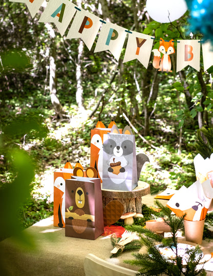 Mise en situation champêtre des sacs cadeaux en papier animaux de la forêt renard castor et raton laveur