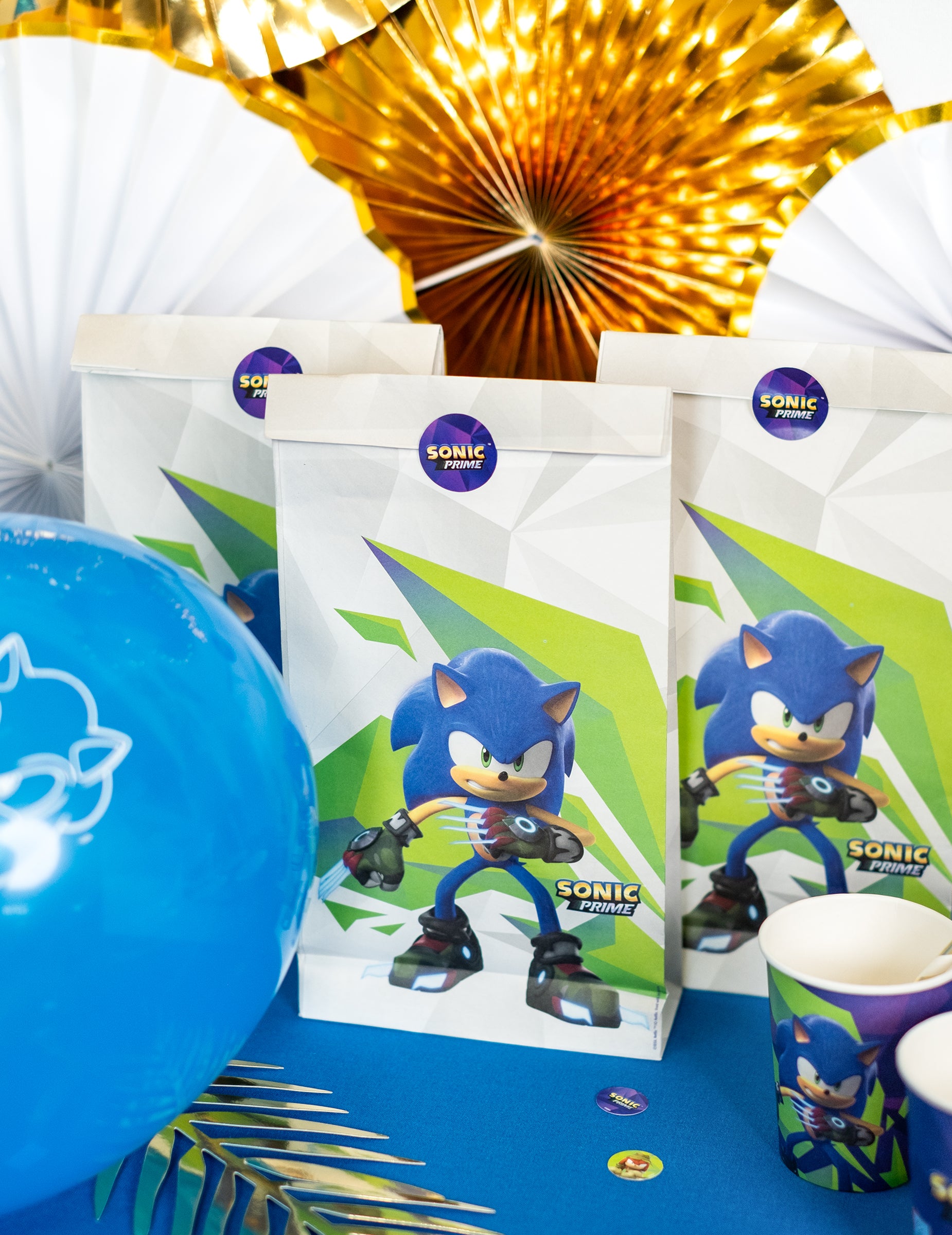 Détail de la décoration de table des sacs cadeaux Sonic Prime