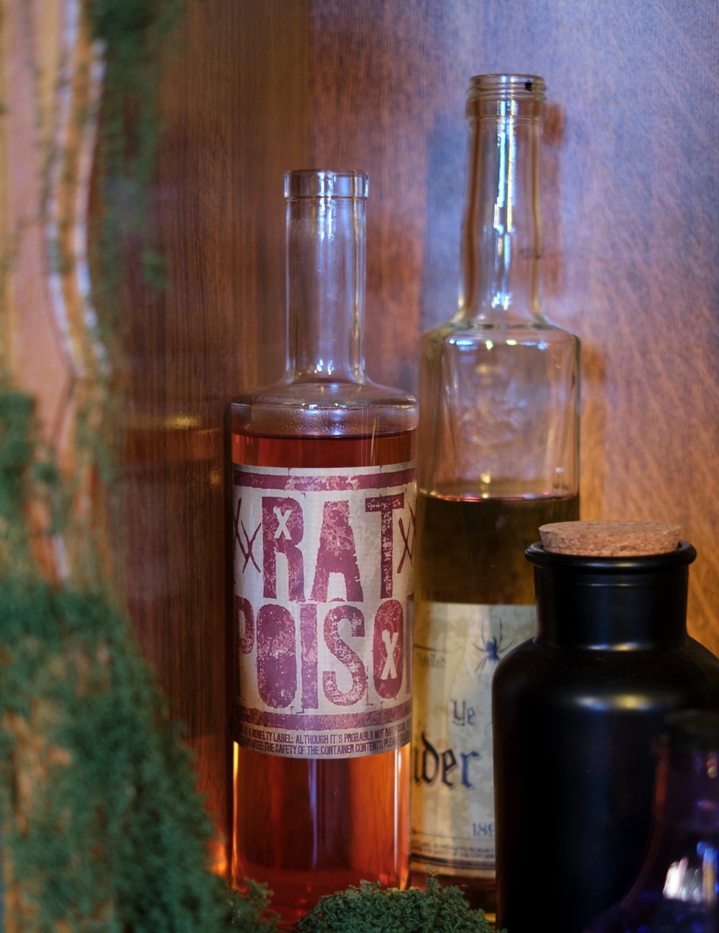 Mise en situation sur bouteilles des 8 Stickers pour bouteille Halloween