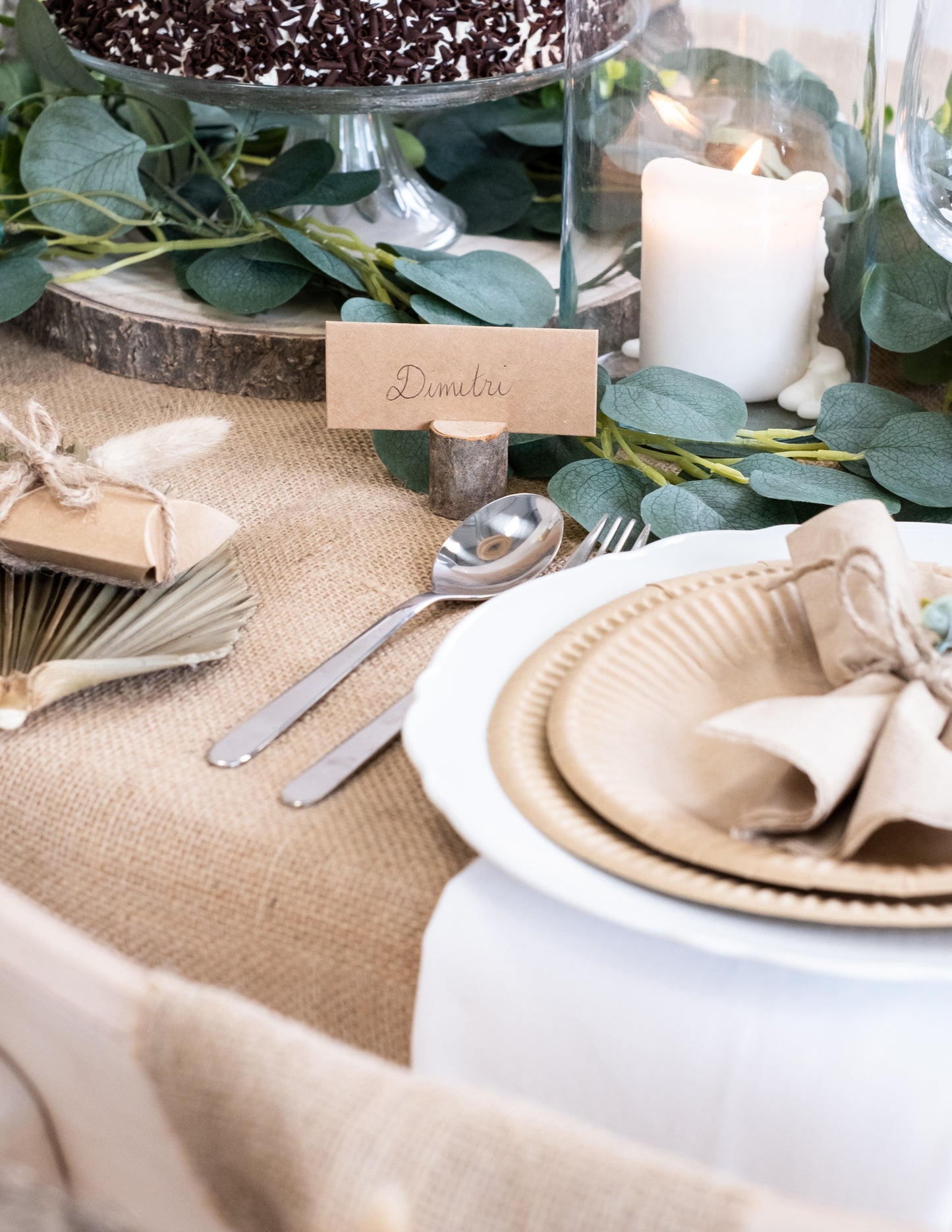 Détail du dressage de table du marque-place rondin en bois rustique
