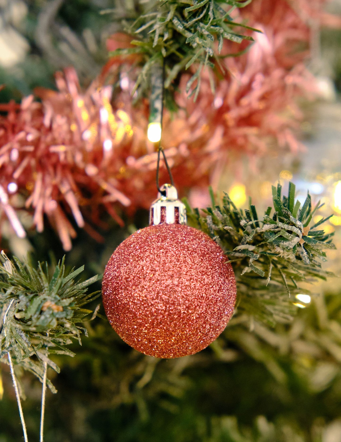 9 globuri de Crăciun aurii roz 6 cm, finisaje lucioase și sclipitoare