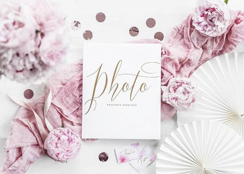 Amplasare cu decor floral pentru albumul foto de nuntă alb și auriu