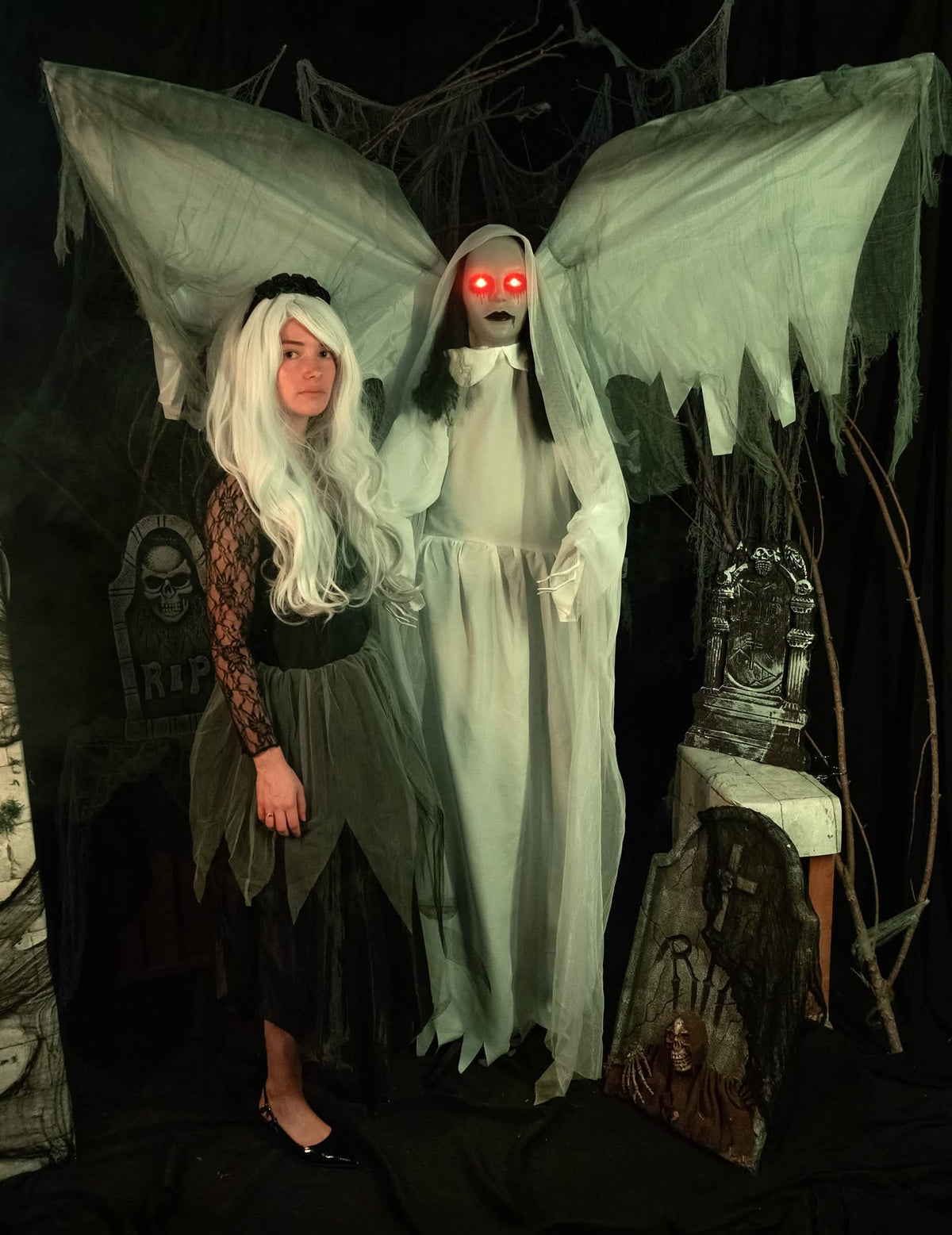 Ange déchu animé pour Halloween blanc aux ailes déployées et yeux rouges lumineux