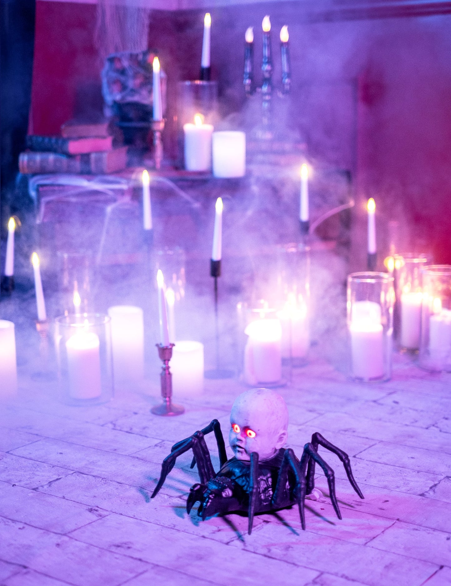Mise en scène avec bougies de l'araignée avec poupée rampante animée et lumineuse pour Halloween