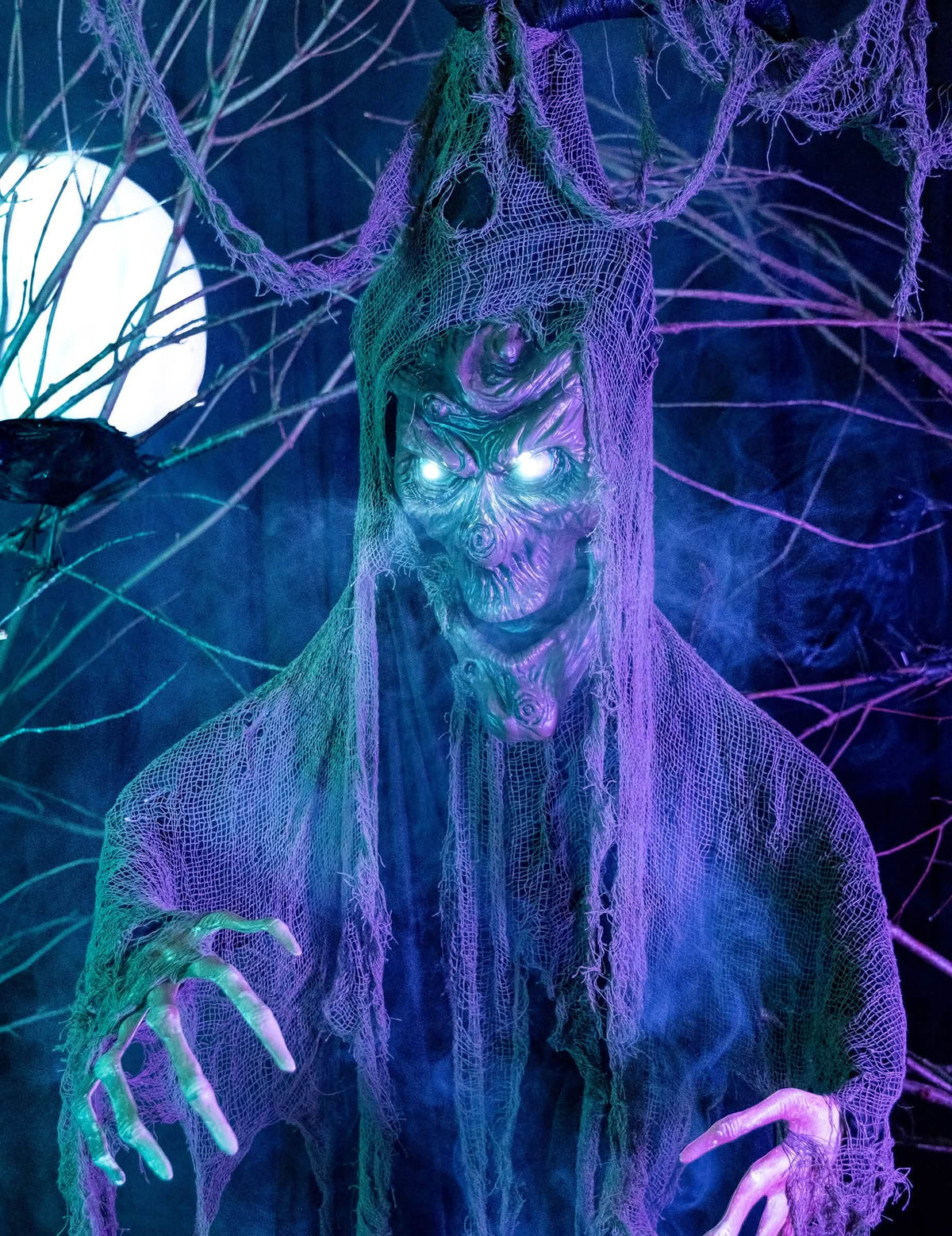 Gros plan sur le visage et les yeux lumineux de l'Arbre hanté articulé lumineux et sonore Halloween