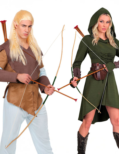 Mise en situation par deux adultes de l'arc avec étui et fléchettes