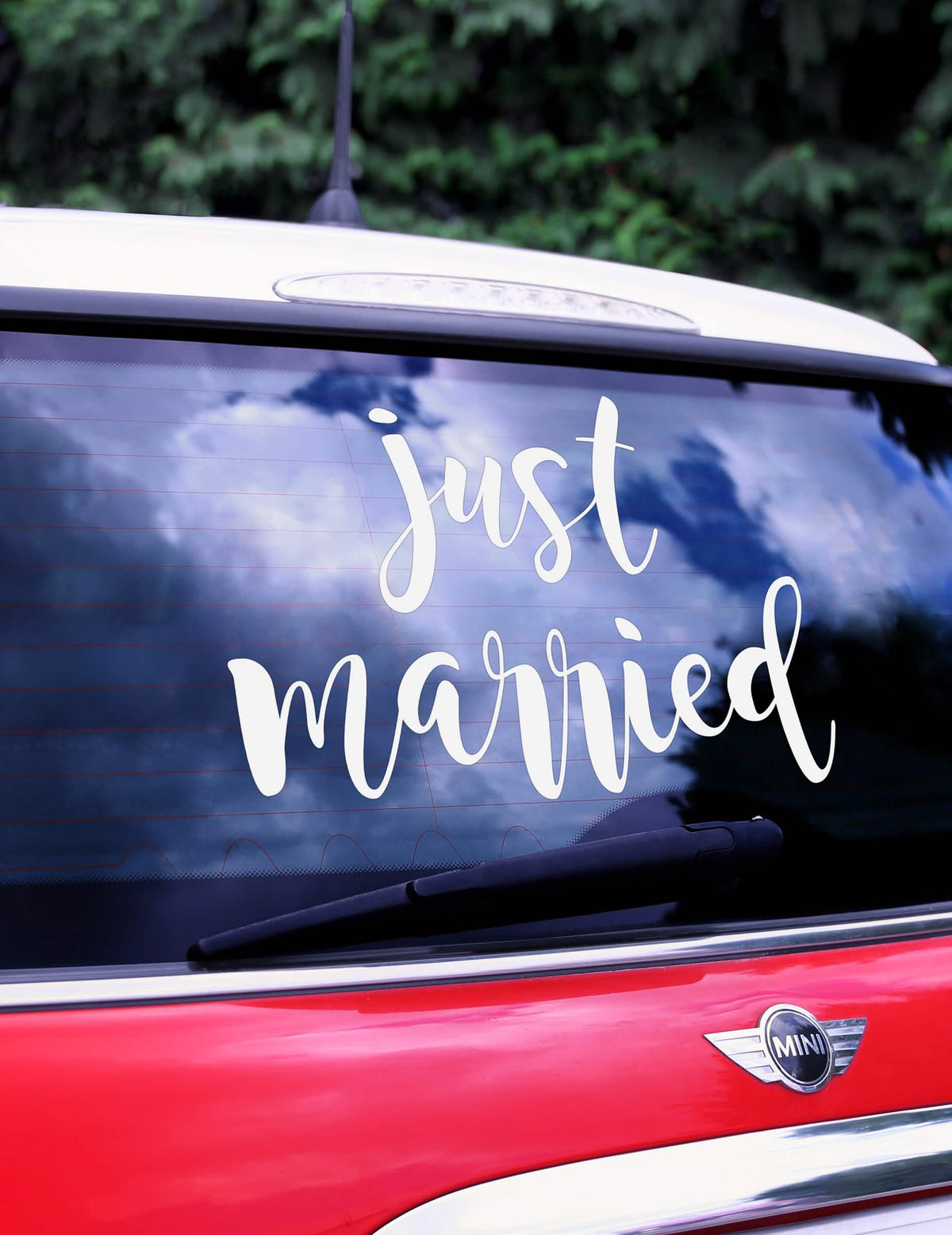 Prim-plan al inscripției autocolantului pentru mașină Just Married
