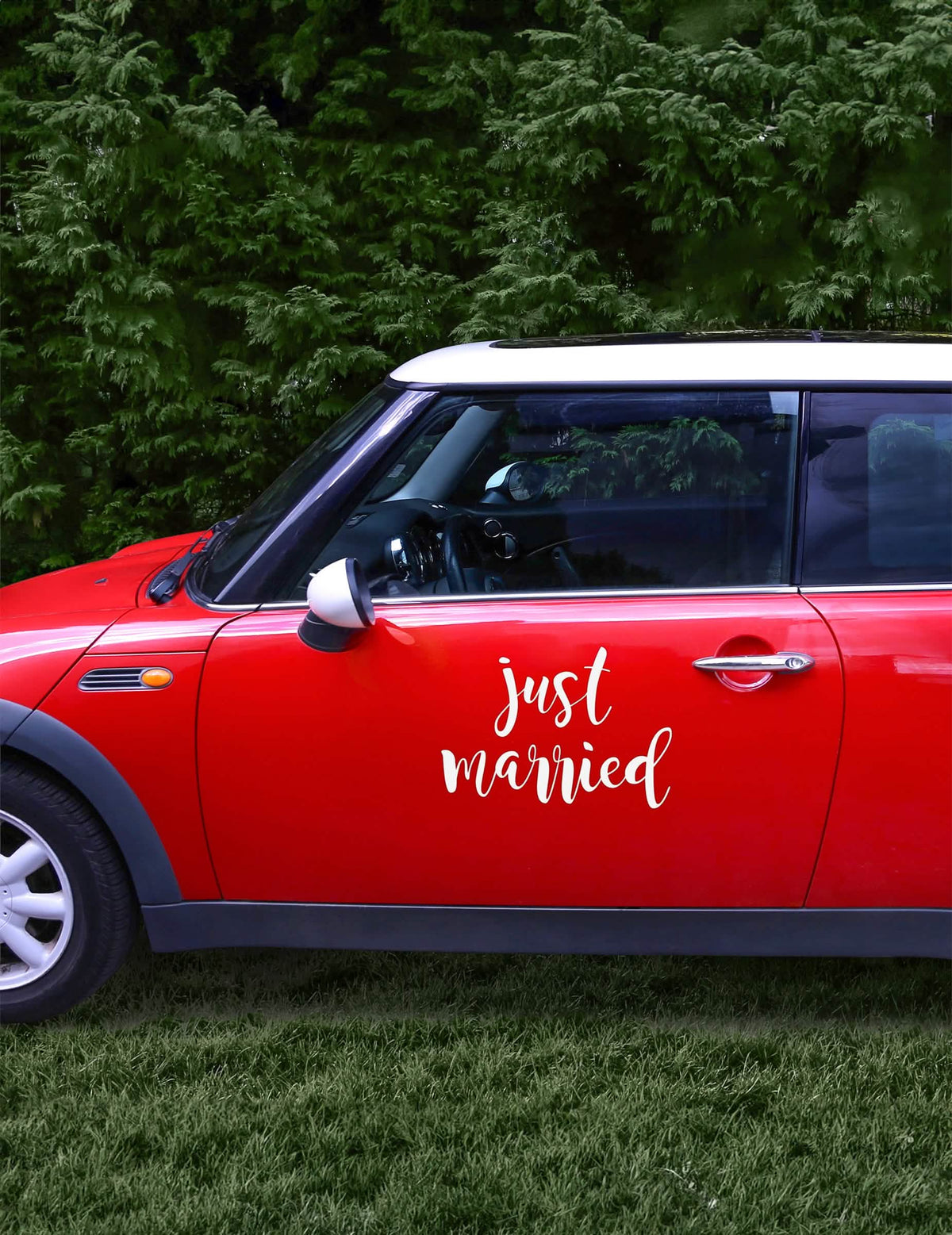 Așezare pe portieră a autocolantului pentru mașină Just Married