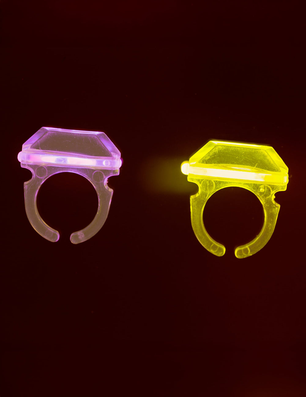 Détail de l'effet lumineux dans le noir de la bague phosphorescente