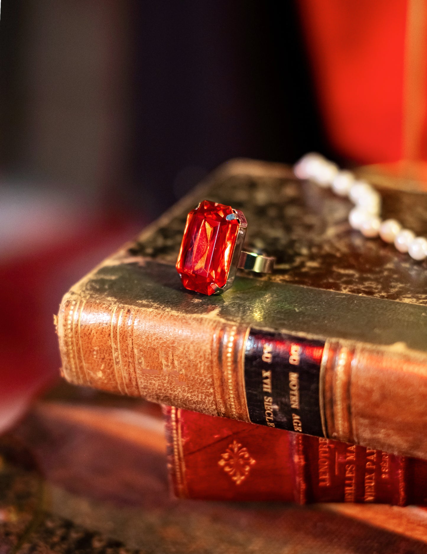 Inel de piatră roșie de Halloween