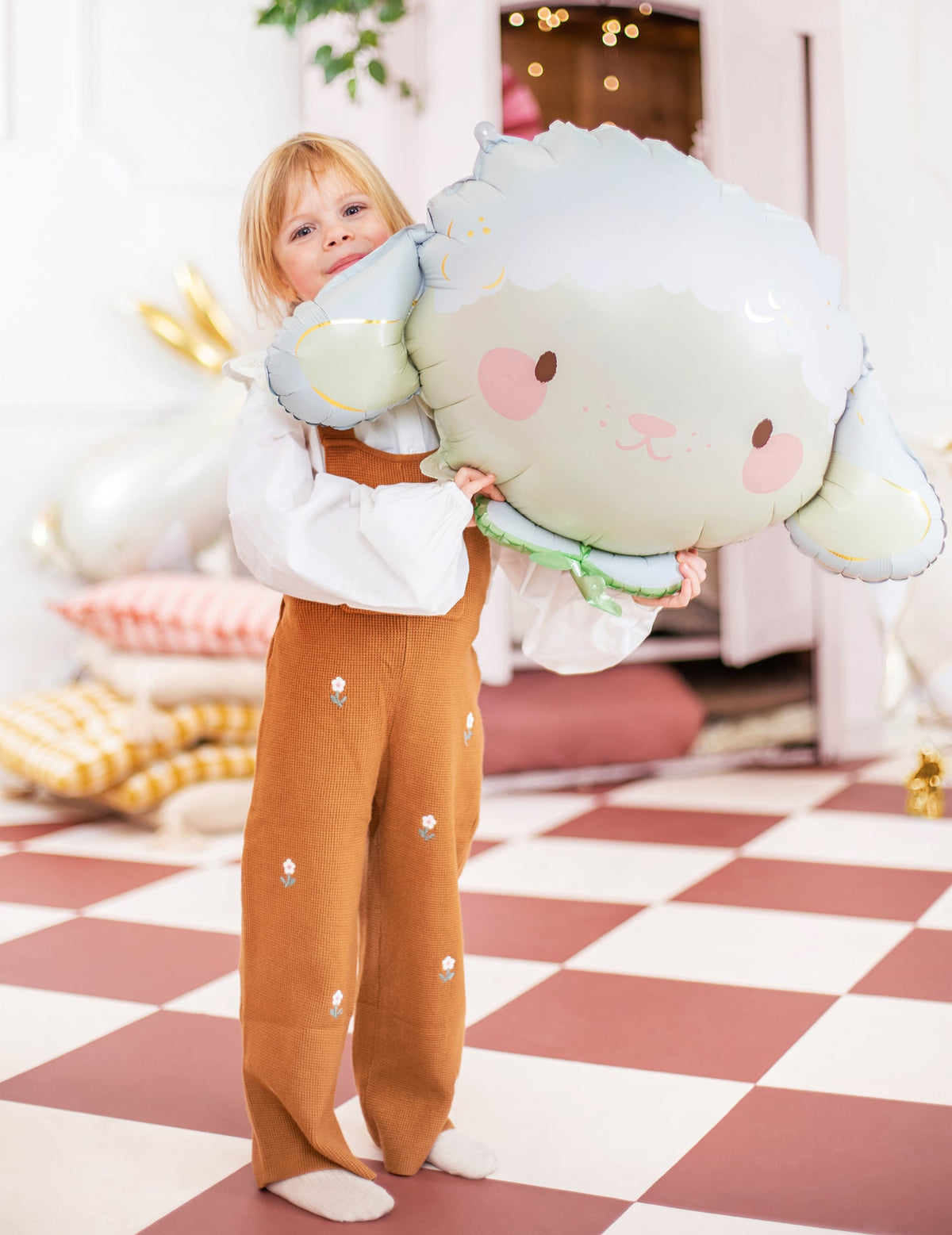 Mise en situation avec un enfant du ballon aluminium Brebis