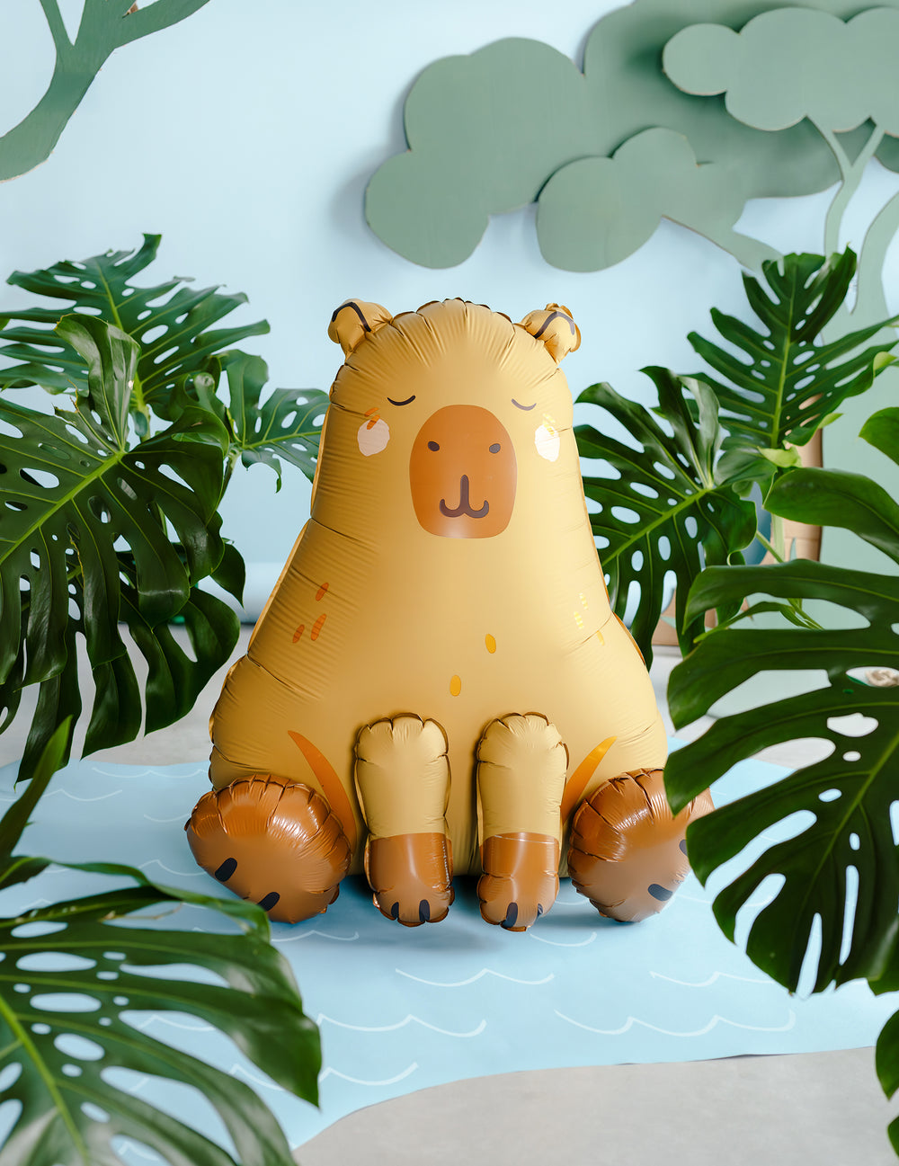 Mise en situation dans un décor tropical du ballon aluminium Capybara