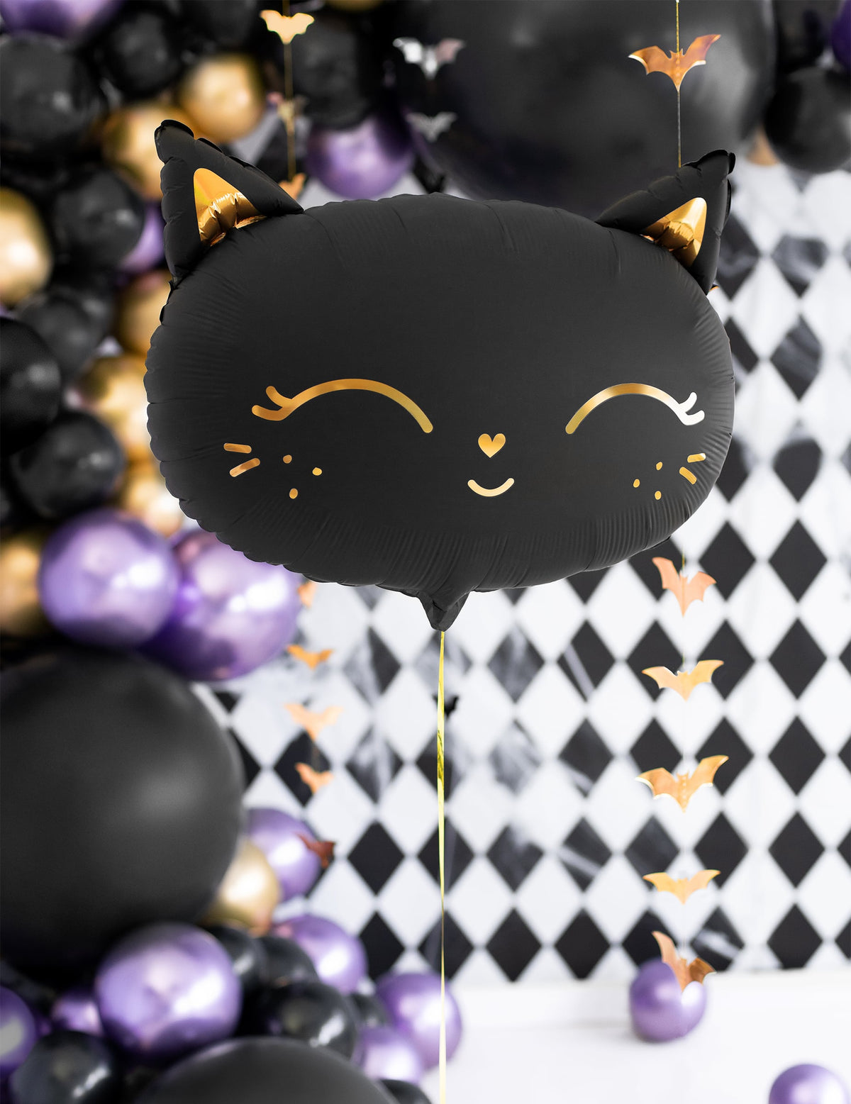 Mise en scène festive du ballon aluminium chat pour Halloween