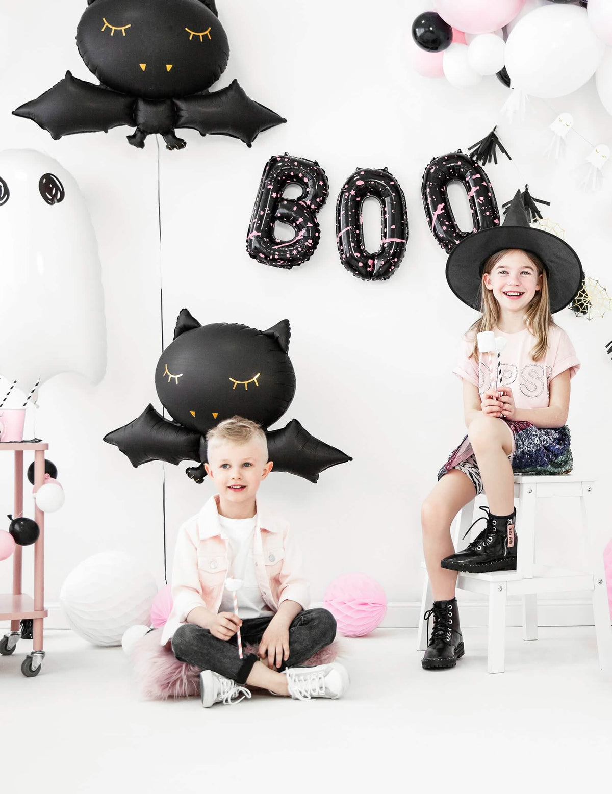 Ambianță de halloween cu copii și balon din aluminiu în formă de liliac