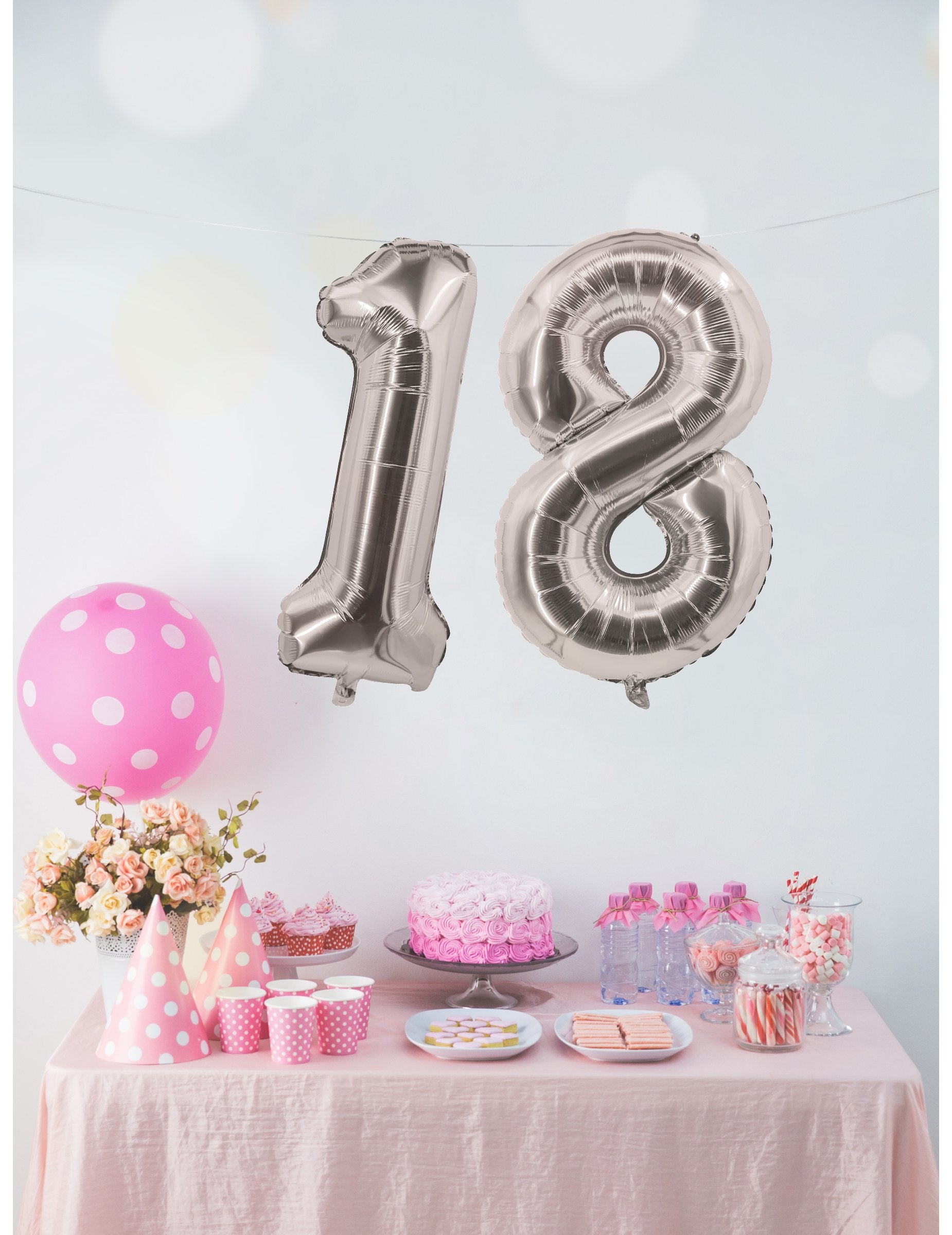 Contextualizare a balonului din aluminiu cu cifra pentru petrecere