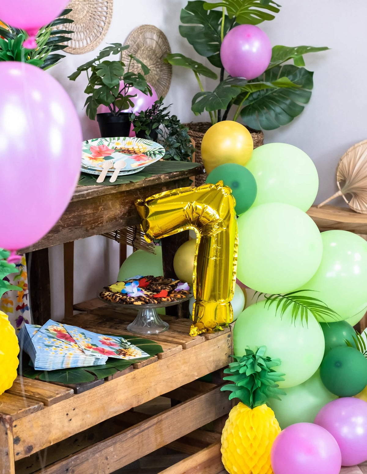 Pus în scenă cu decor tropical al balonului din folie cifră auriu pentru petrecere