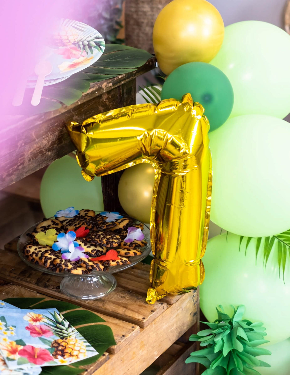 Punerea în scenă a cifrei 7 într-un decor tropical al balonului din aluminiu cu cifră auriu pentru petrecere
