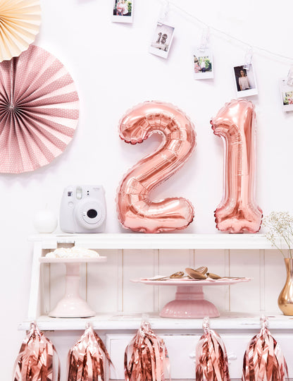 Mise en situation du chiffre 21 du ballon aluminium chiffre pour fête rose gold