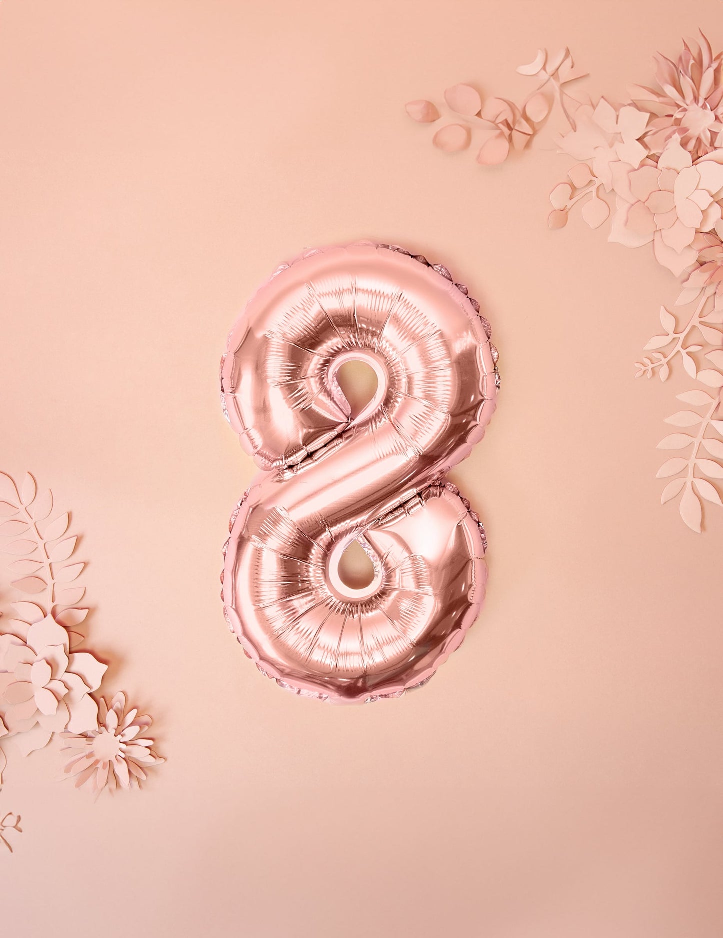 Mise en scène du chiffre 8 du ballon aluminium chiffre pour anniversaire rose gold