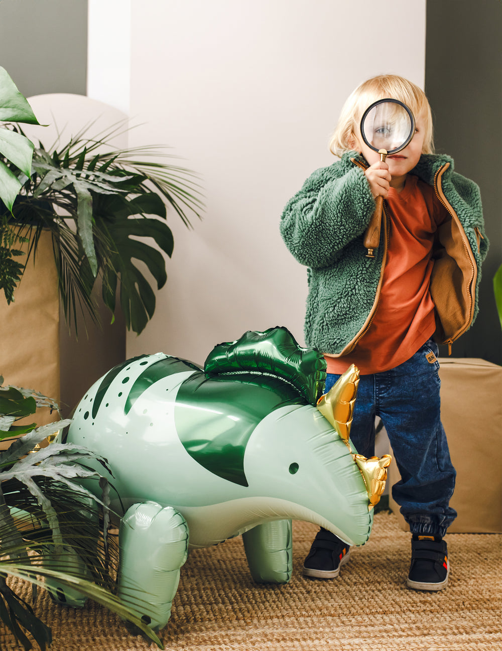 Mise en scène avec loupe du ballon aluminium dinosaure tricératops