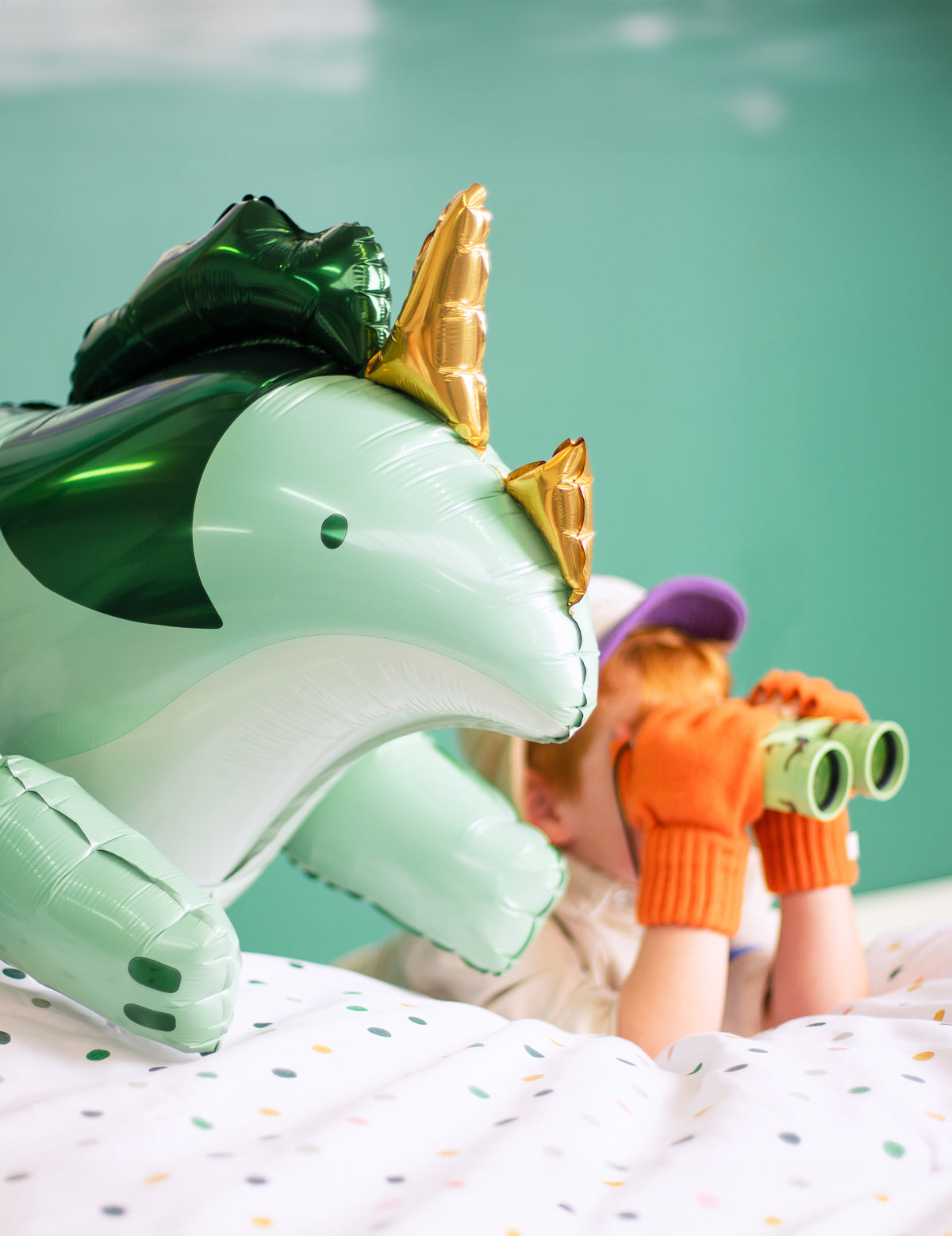 Détail de la tête du ballon aluminium dinosaure tricératops