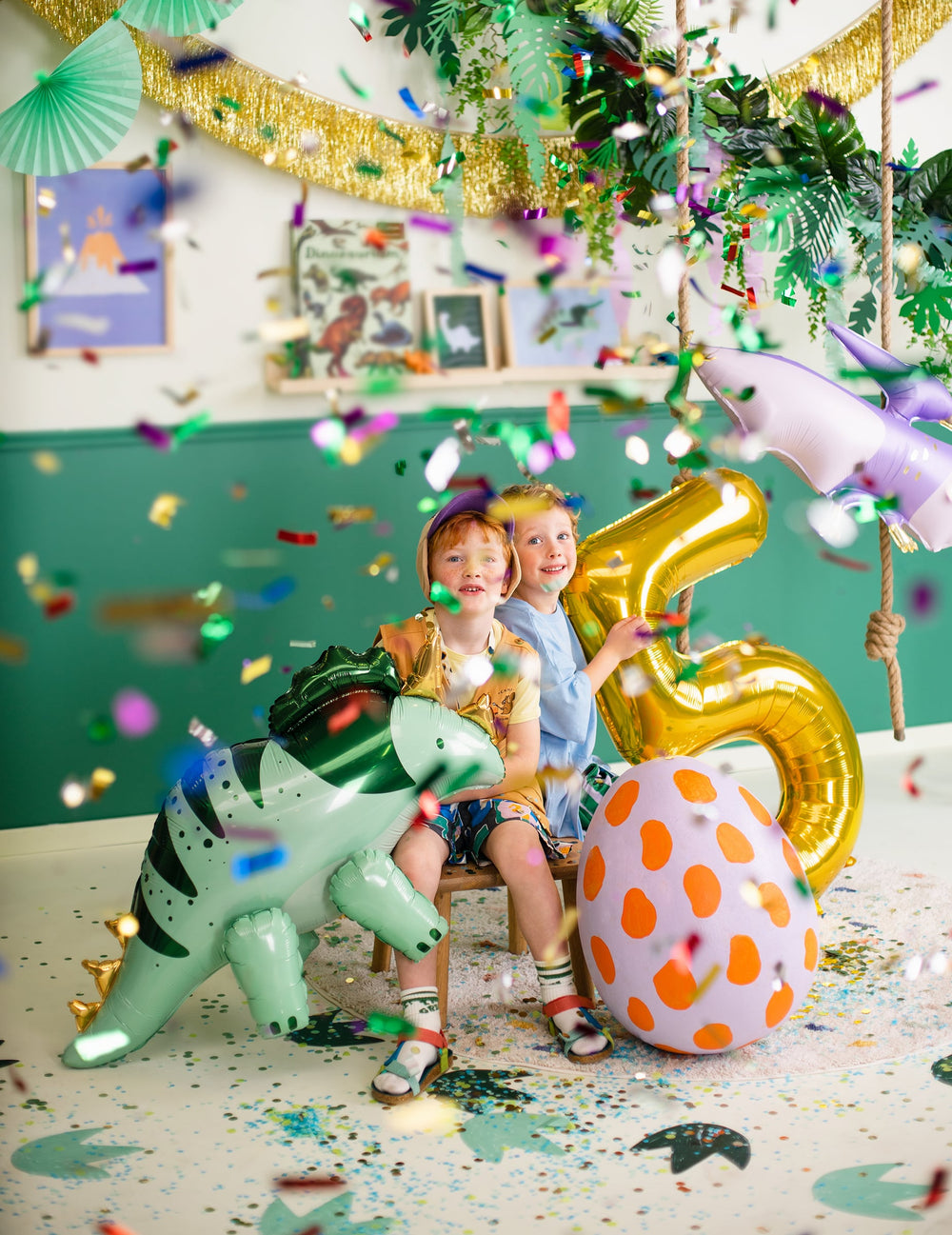 Ambiance festive avec enfants du ballon aluminium dinosaure tricératops