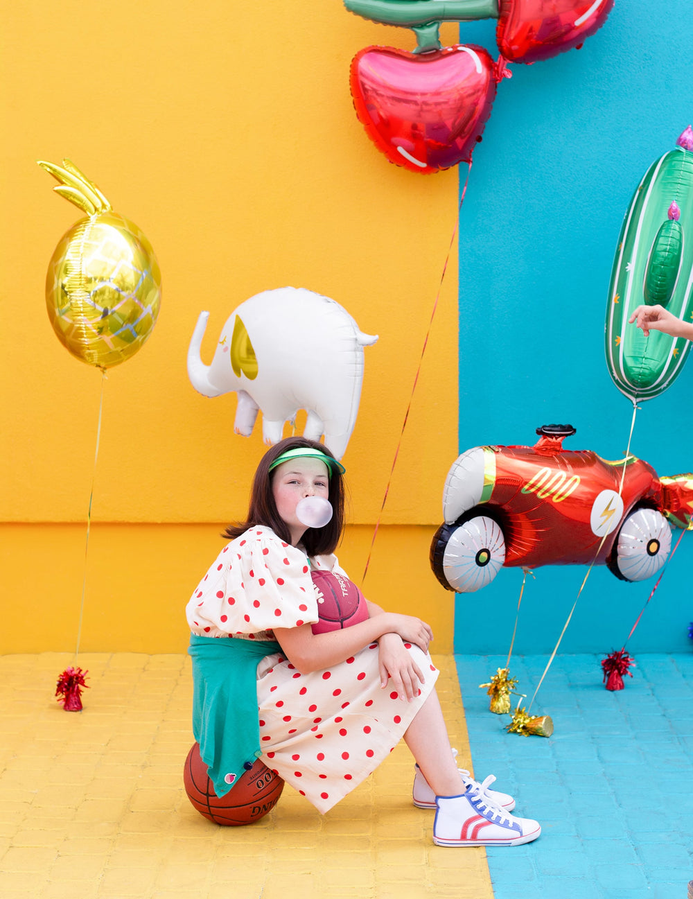 Mise en scène colorée avec d'autres ballons du ballon aluminium Elephant